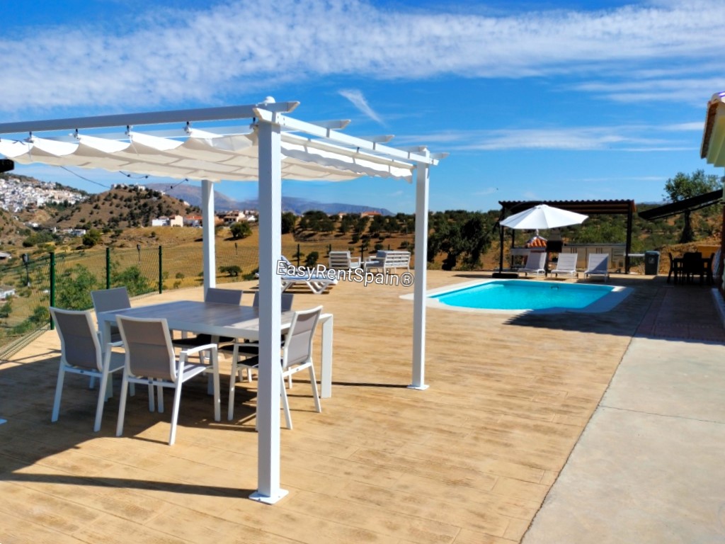 LONG TERM RENTAL, Wonderful Villa, swimming pool, barbecue area and ample parking, very close to Álora.