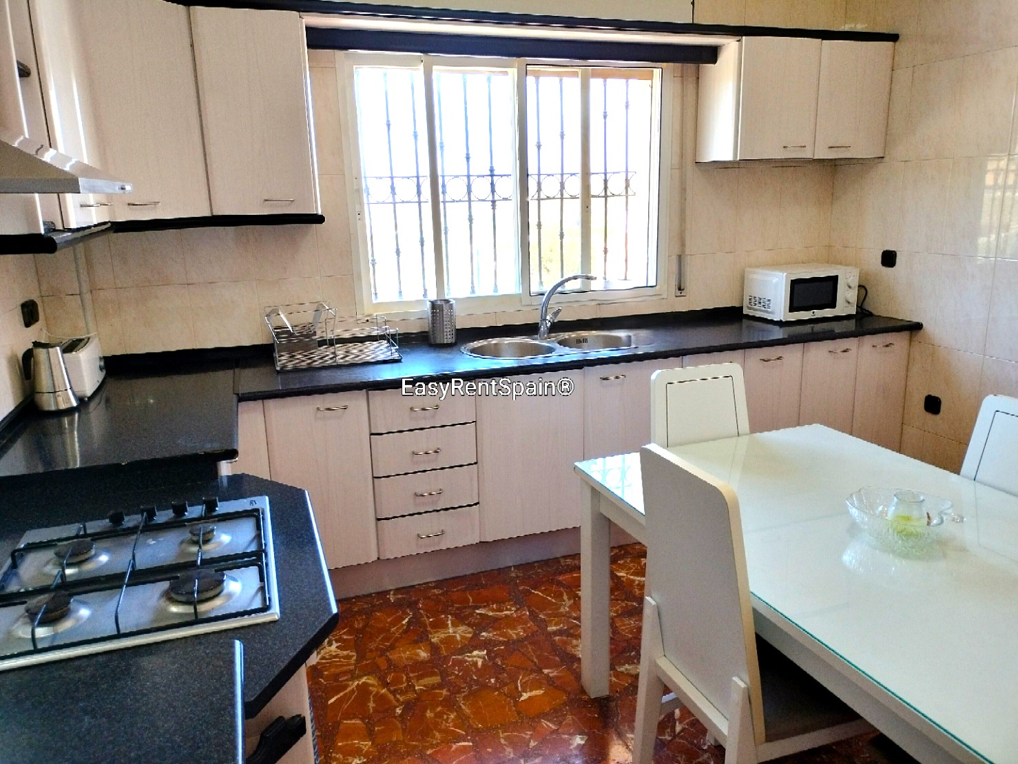 LONG TERM RENTAL, Wonderful Villa, swimming pool, barbecue area and ample parking, very close to Álora.