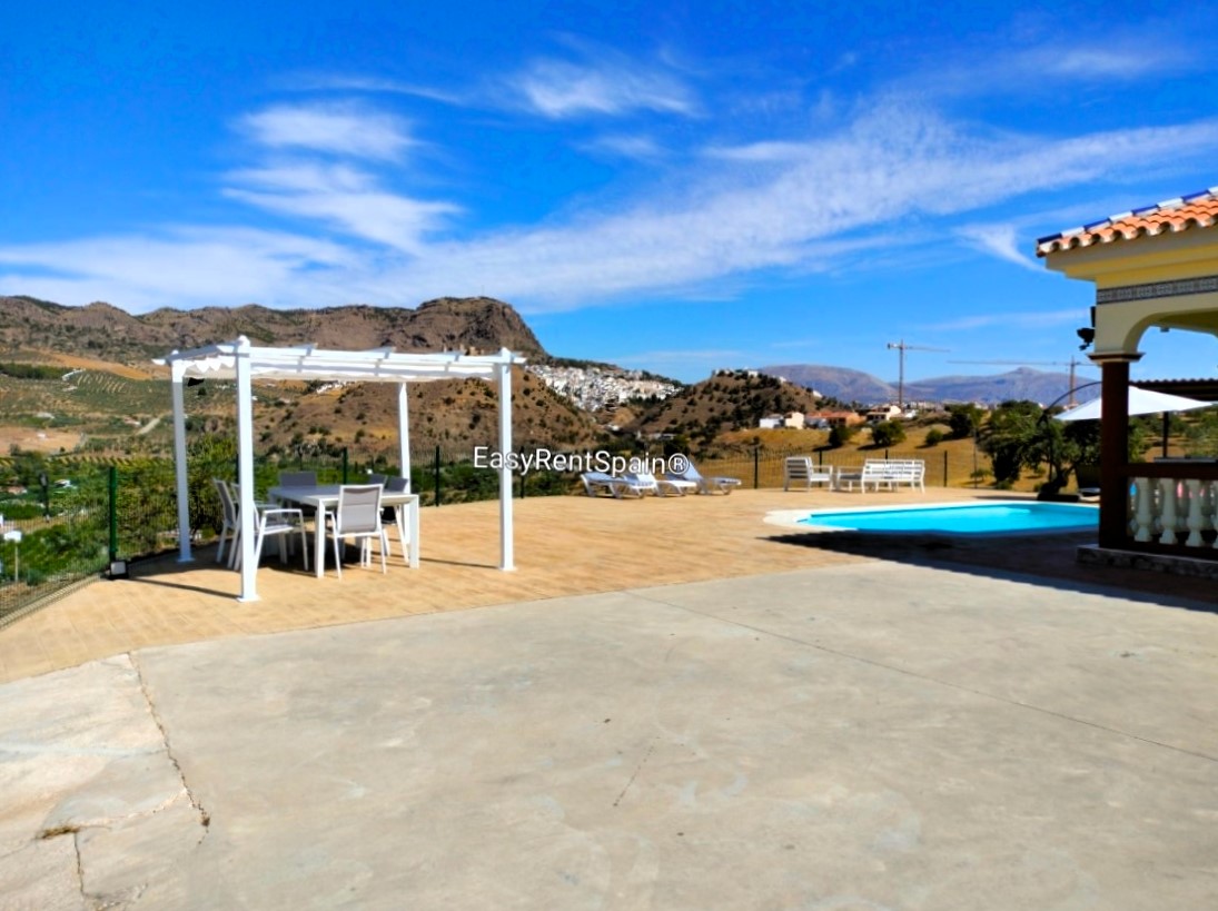LONG TERM RENTAL, Wonderful Villa, swimming pool, barbecue area and ample parking, very close to Álora.