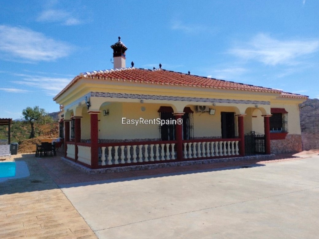 LONG TERM RENTAL, Wonderful Villa, swimming pool, barbecue area and ample parking, very close to Álora.
